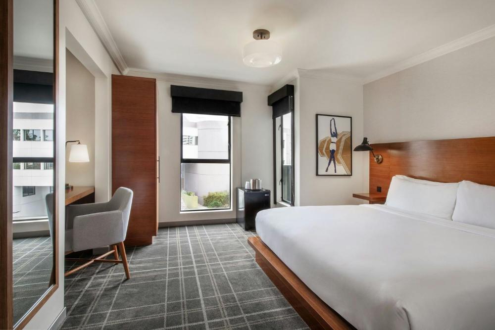 King Room with City View interior